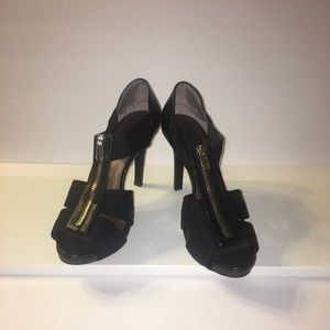 Moda  Black strap heels and  front zipper.